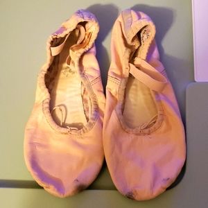 Capezio flat ballet slippers. Size 6 1/2. Includes blue ballet bag w embroidery.